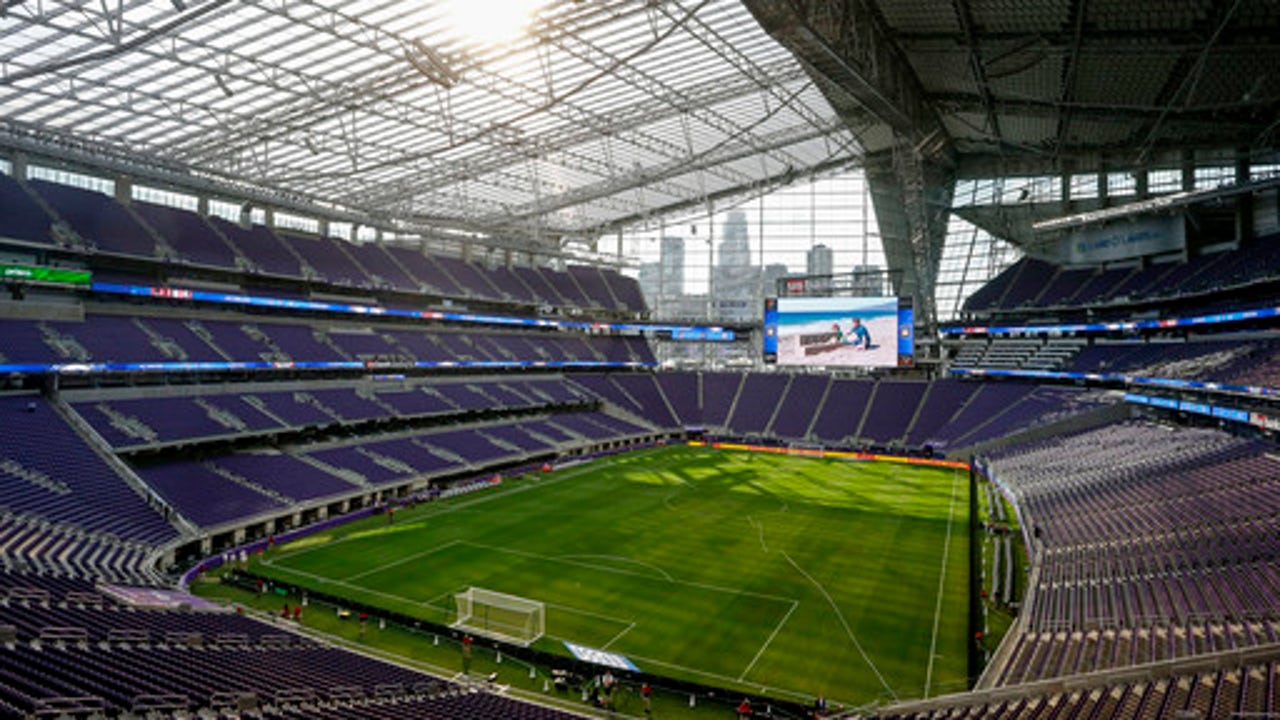 New stadium still working out kinks for 1st Vikings game